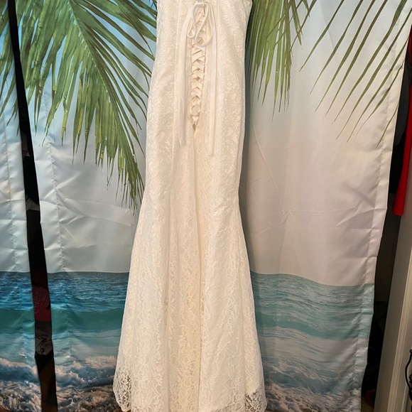 Mermaid lace wedding dress - Picture 3 of 4